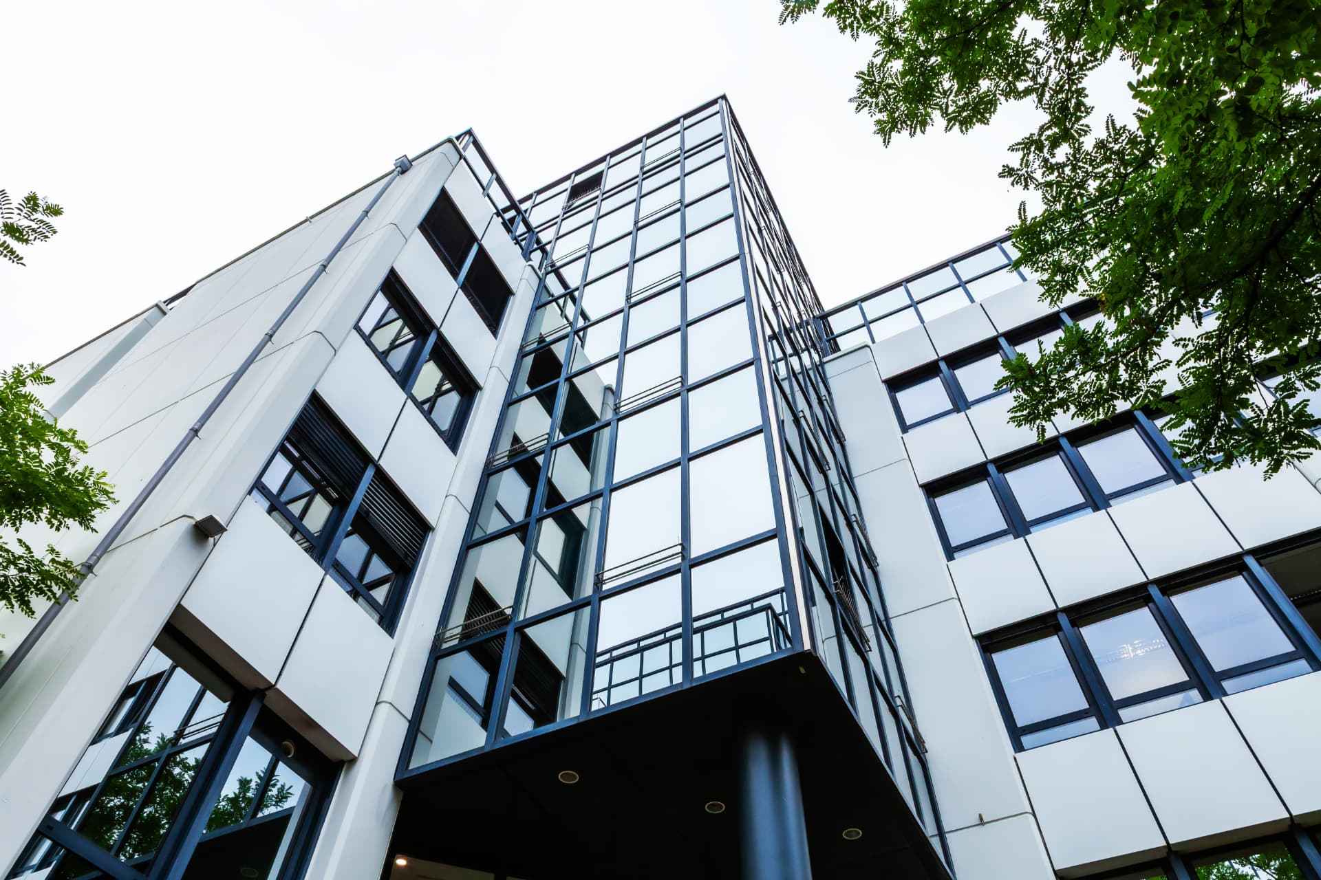 CLS Maximilian Forum — looking up at the white and glass facade of the office building in Munich